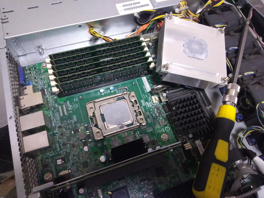 P 20180928 224032 1 - Восстанавливаем BIOS на сервере. Черный экран при загрузке.